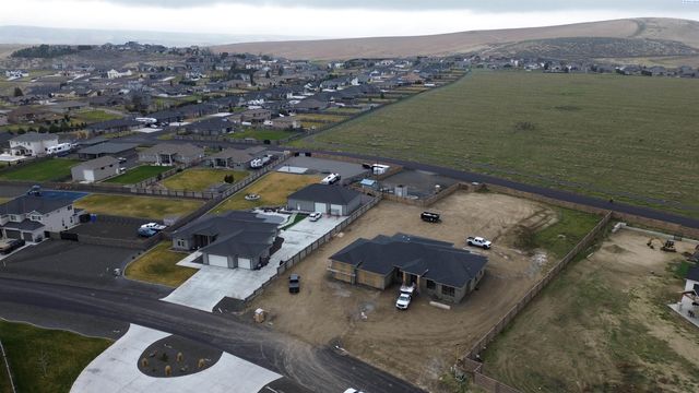 12407 Furlong Ln, Kennewick, WA 99338