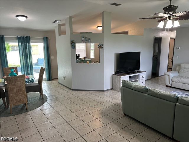 2124 NE 7th PL, Cape Coral, FL 33909