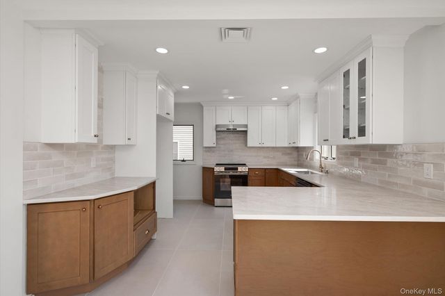 695 Doblin Street, Elmont, NY 11003