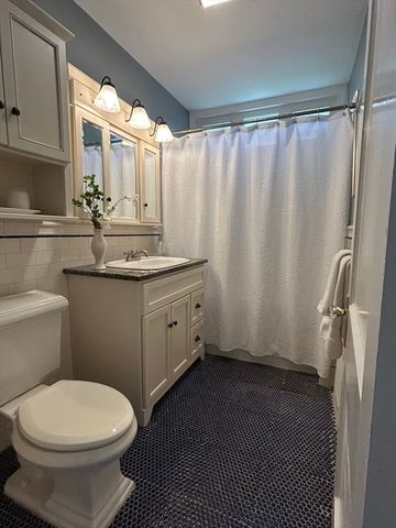 60-62 Cloverdale Rd 62, Newton, MA 02461