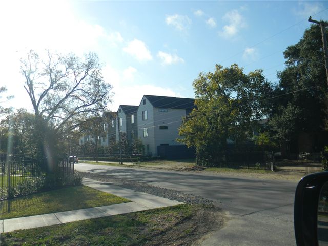 3210 Carpenter Avenue, Dallas, TX 75215