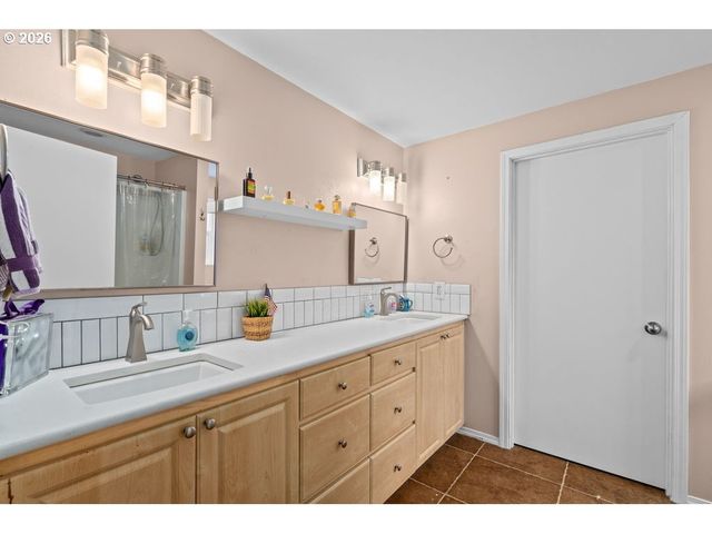 1015 Sw 2ND St, Warrenton, OR 97146