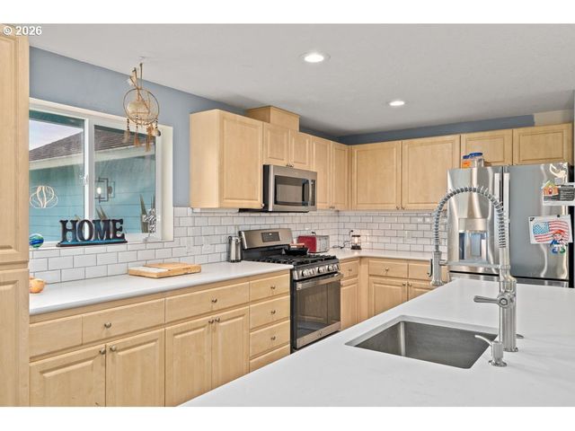 1015 Sw 2ND St, Warrenton, OR 97146