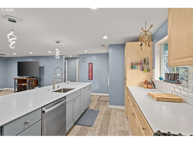 1015 Sw 2ND St, Warrenton, OR 97146