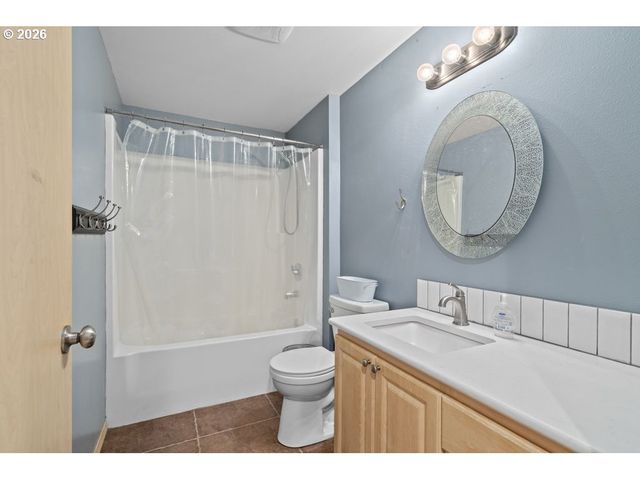 1015 Sw 2ND St, Warrenton, OR 97146