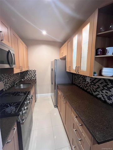 7666 Austin St 5C, Forest Hills, NY 11375