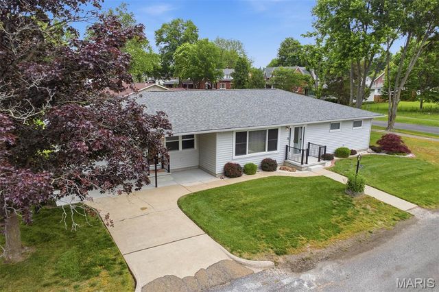 1920 Cypress Street, Highland, IL 62249