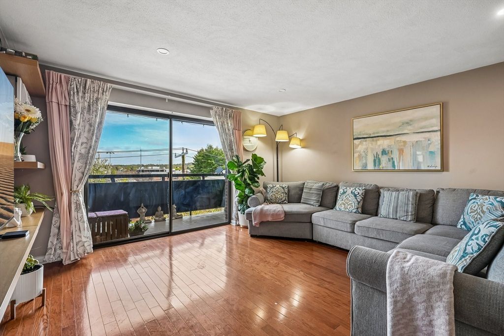 32 Whites Ave D43, Watertown, MA 02472