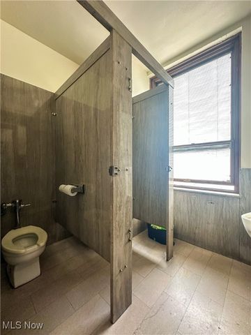 2 S Main Street, Niles, OH 44446