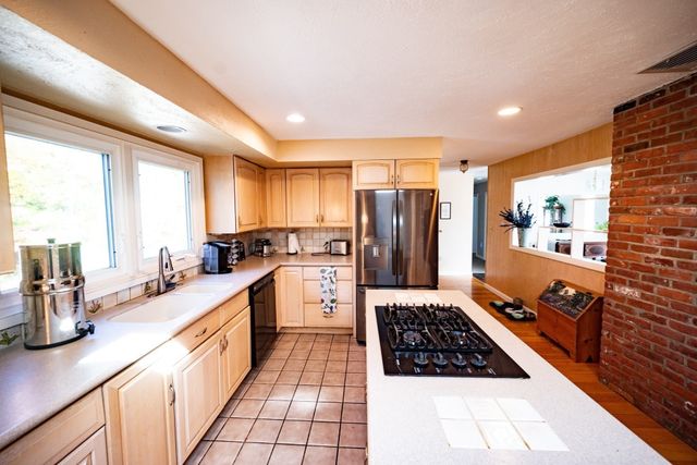 112 Bonnydale Rd, Leominster, MA 01453