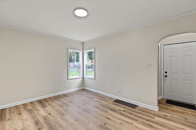 4112 Oxford Street, Des Moines, IA 50313