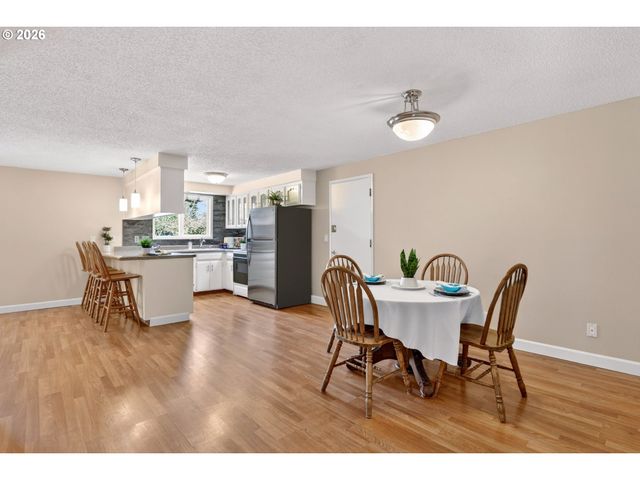 640 STONEHILL Dr, Gladstone, OR 97027