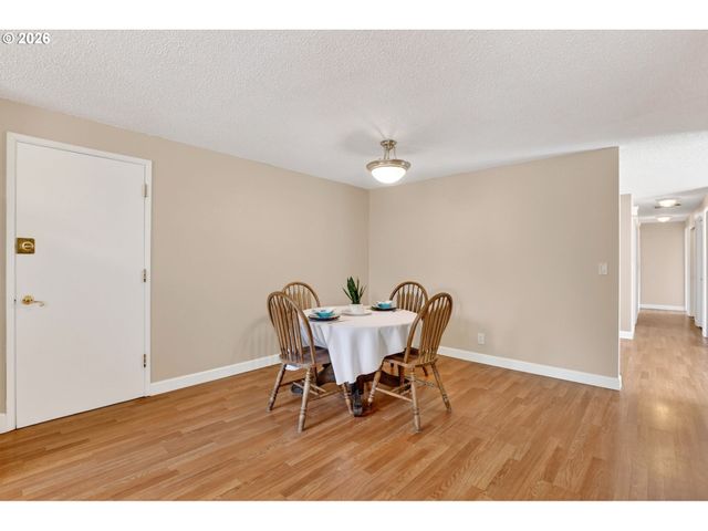 640 STONEHILL Dr, Gladstone, OR 97027