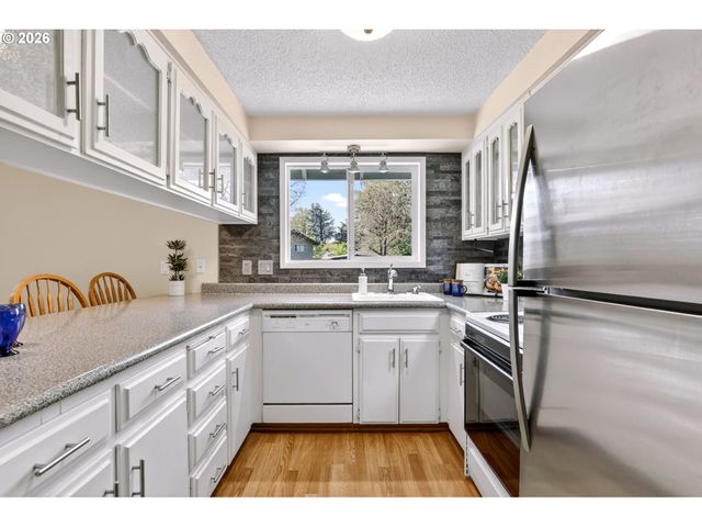 640 STONEHILL Dr, Gladstone, OR 97027