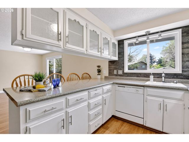 640 STONEHILL Dr, Gladstone, OR 97027