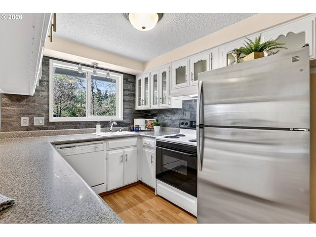 640 STONEHILL Dr, Gladstone, OR 97027