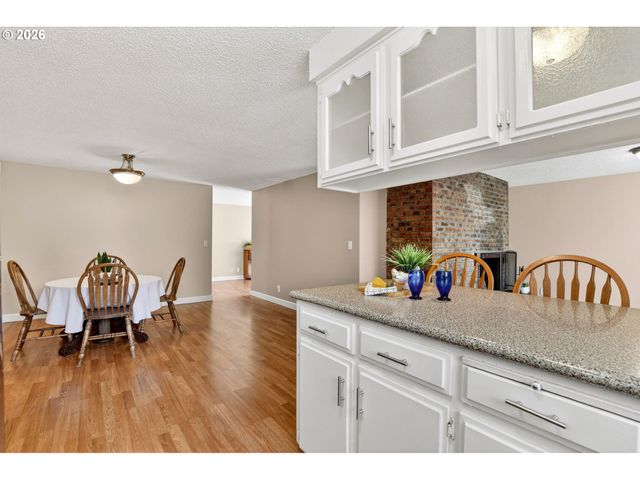 640 STONEHILL Dr, Gladstone, OR 97027