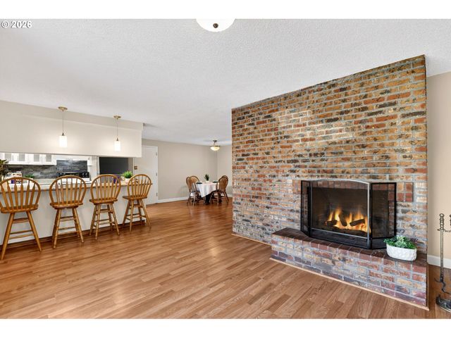 640 STONEHILL Dr, Gladstone, OR 97027