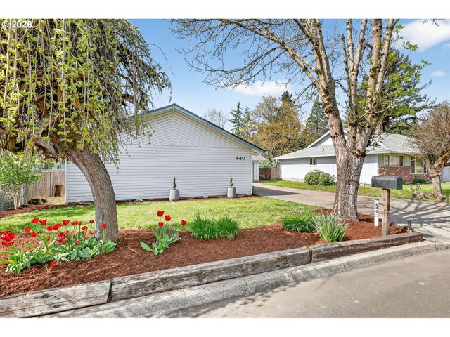 640 STONEHILL Dr, Gladstone, OR 97027