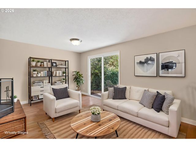 640 STONEHILL Dr, Gladstone, OR 97027