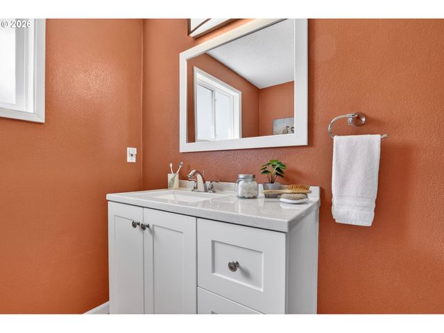 640 STONEHILL Dr, Gladstone, OR 97027