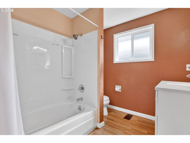 640 STONEHILL Dr, Gladstone, OR 97027