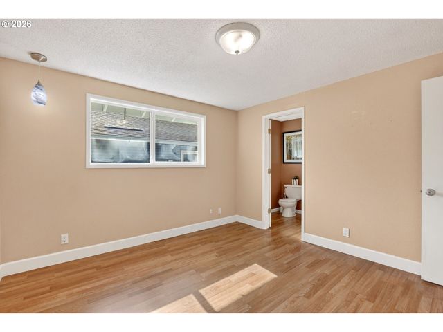 640 STONEHILL Dr, Gladstone, OR 97027