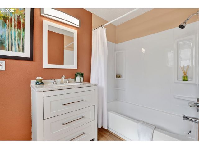 640 STONEHILL Dr, Gladstone, OR 97027