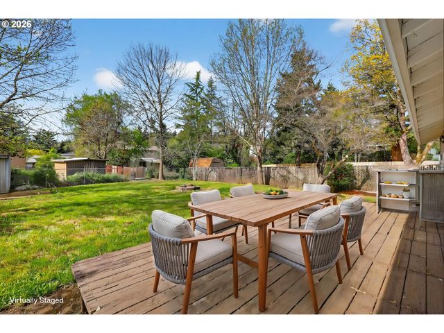 640 STONEHILL Dr, Gladstone, OR 97027