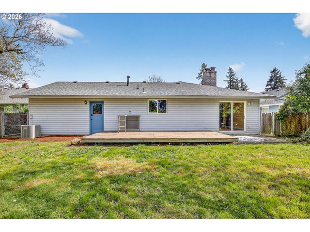 640 STONEHILL Dr, Gladstone, OR 97027