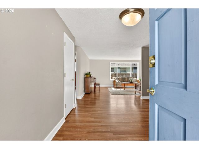 640 STONEHILL Dr, Gladstone, OR 97027