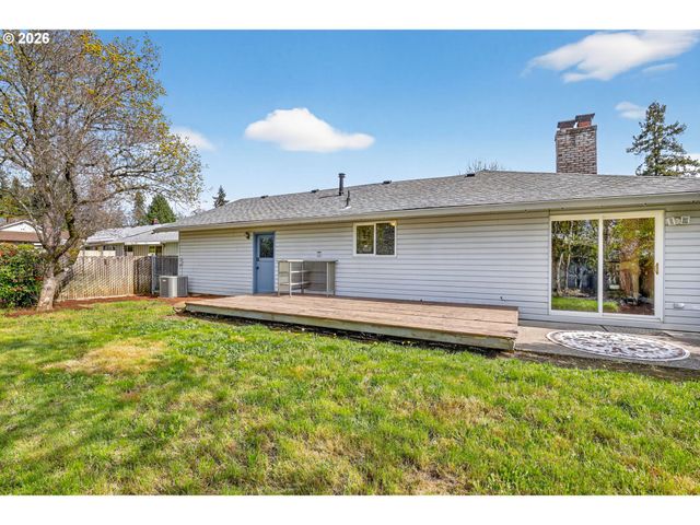 640 STONEHILL Dr, Gladstone, OR 97027