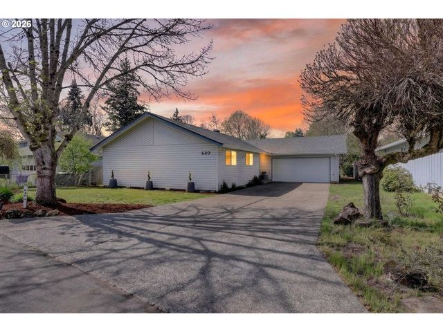 640 STONEHILL Dr, Gladstone, OR 97027