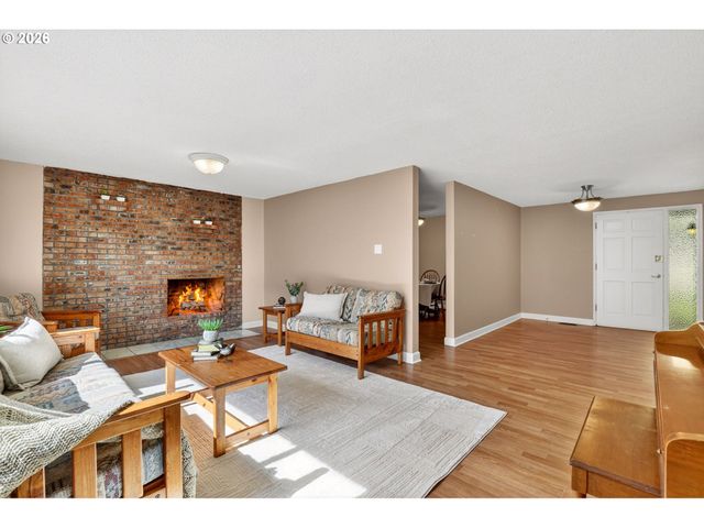 640 STONEHILL Dr, Gladstone, OR 97027