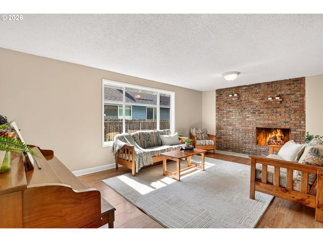 640 STONEHILL Dr, Gladstone, OR 97027