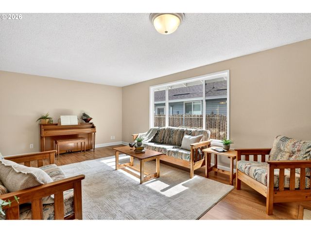 640 STONEHILL Dr, Gladstone, OR 97027