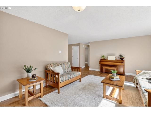 640 STONEHILL Dr, Gladstone, OR 97027