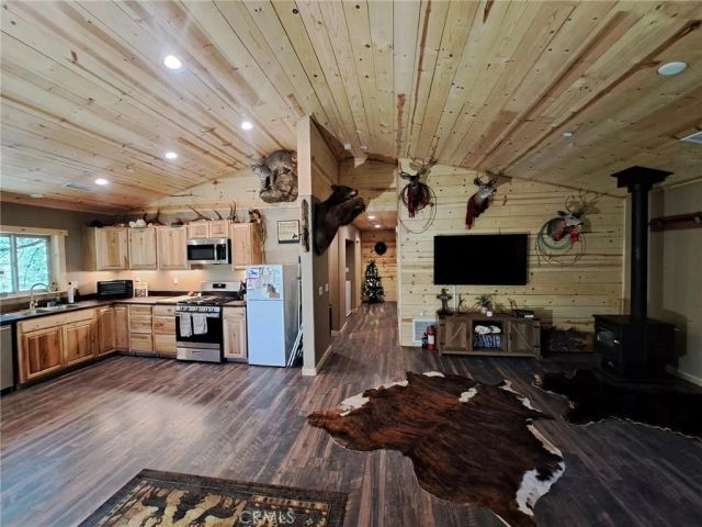 5975 Pine Avenue, Angelus Oaks, CA 92305