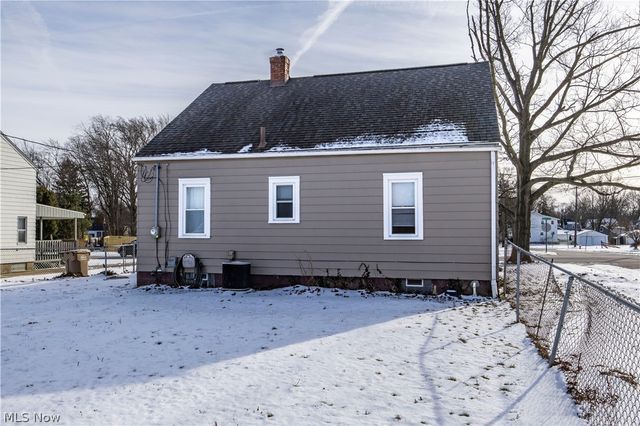 33 Pierce Avenue, Cuyahoga Falls, OH 44221