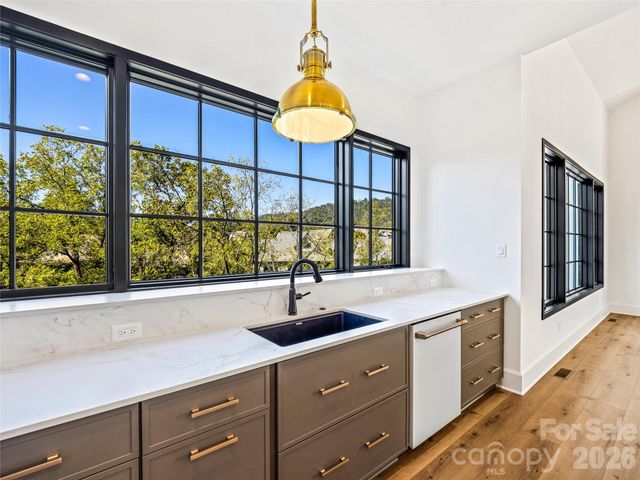 21 Evian Court, Asheville, NC 28804