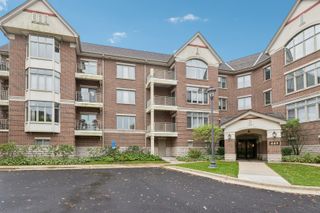 445 Village Green Court 201, Lincolnshire, IL 60069