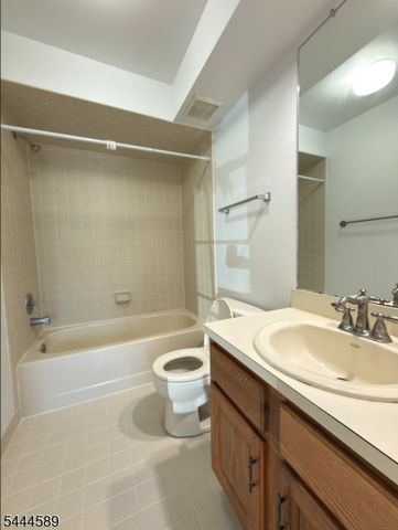 149 Mockingbird Ct 149, Readington Twp., NJ 08887