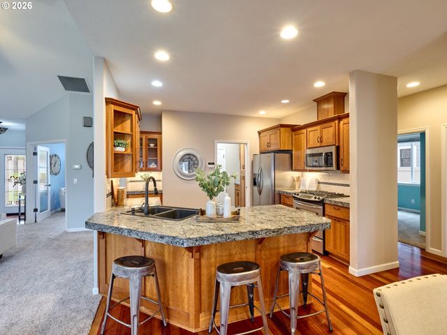 829 PIONEER Dr, Silverton, OR 97381