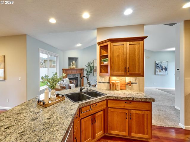 829 PIONEER Dr, Silverton, OR 97381