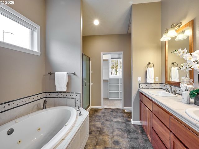 829 PIONEER Dr, Silverton, OR 97381