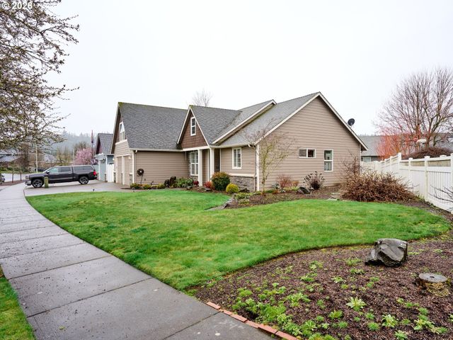 829 PIONEER Dr, Silverton, OR 97381