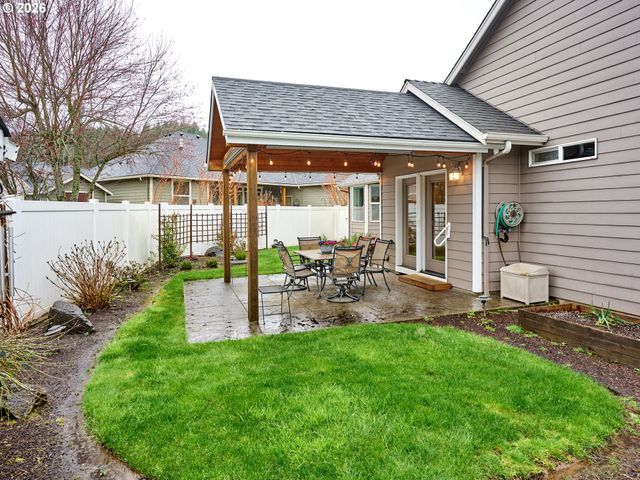 829 PIONEER Dr, Silverton, OR 97381