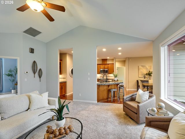 829 PIONEER Dr, Silverton, OR 97381