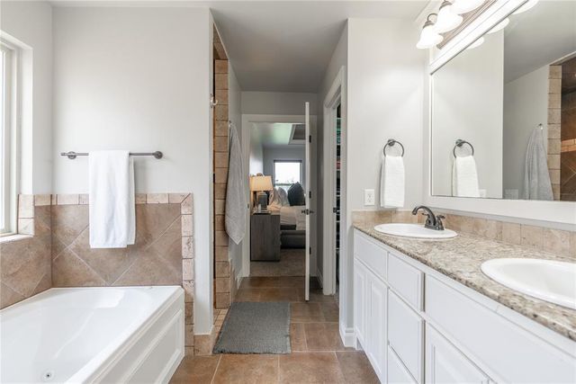 4933 Champlain Place, Edmond, OK 73025