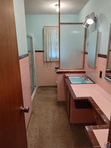 934 Oxford Dr, Emporia, KS 66801